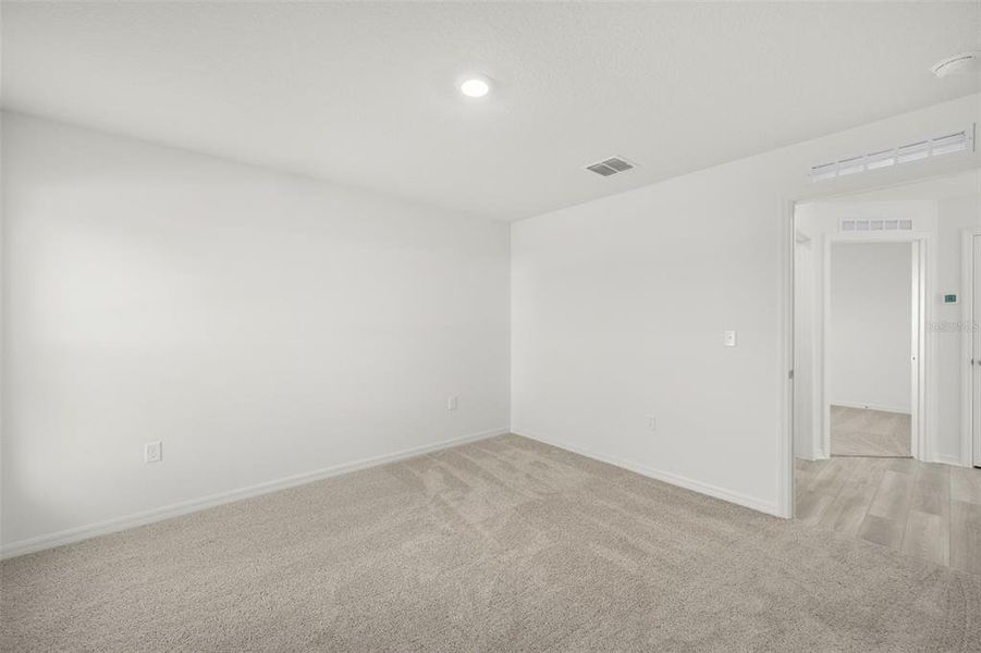 Spacious, unfurnished interior of a new home in Tula Parc, Astatula (Image 14).