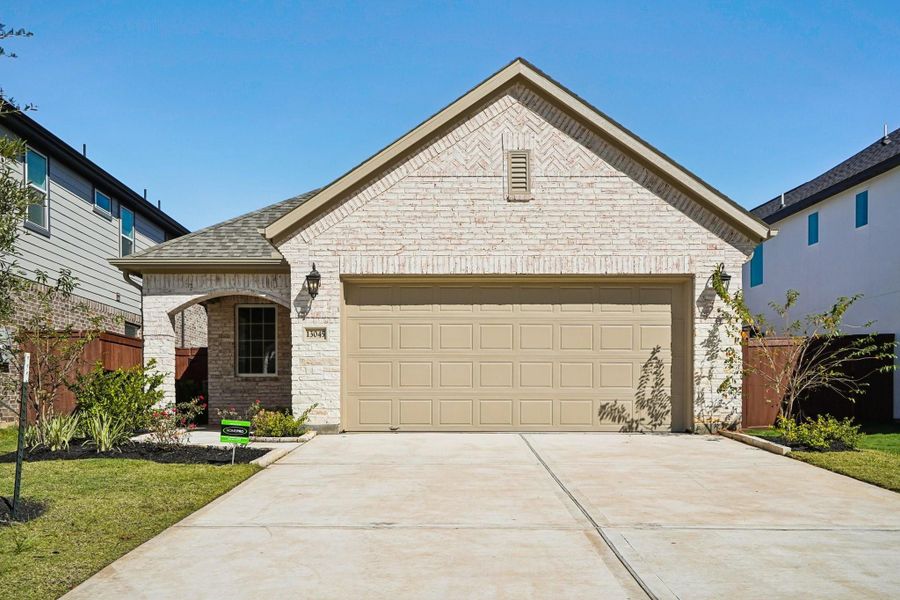 Front exterior of a new home in Evergreen 40', Conroe, TX, highlighting curb appeal (Image 20).