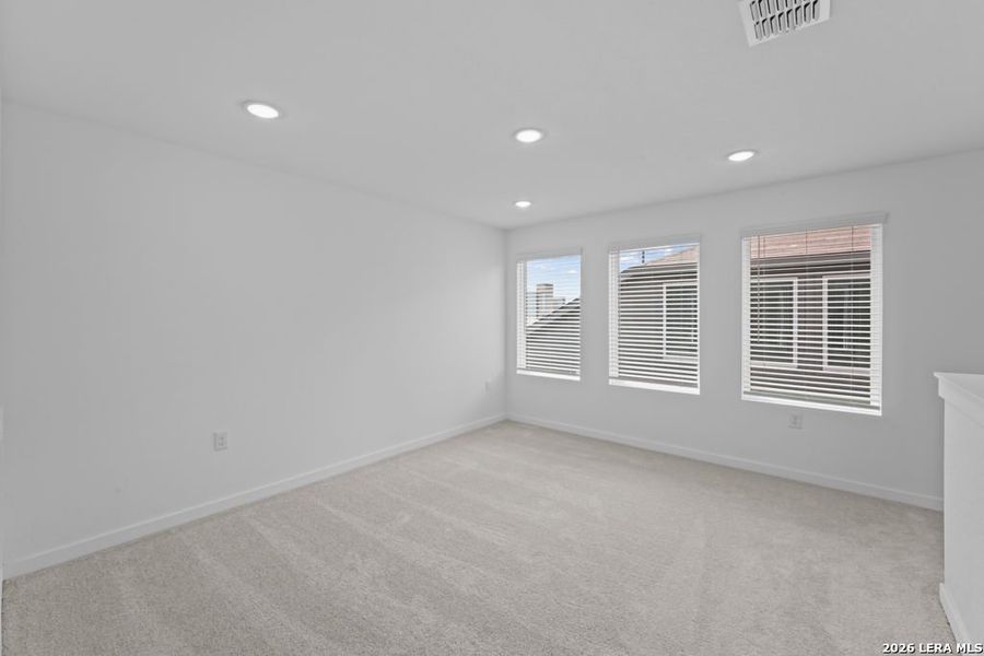 Spacious, unfurnished interior of a new home in Vida, San Antonio (Image 21).