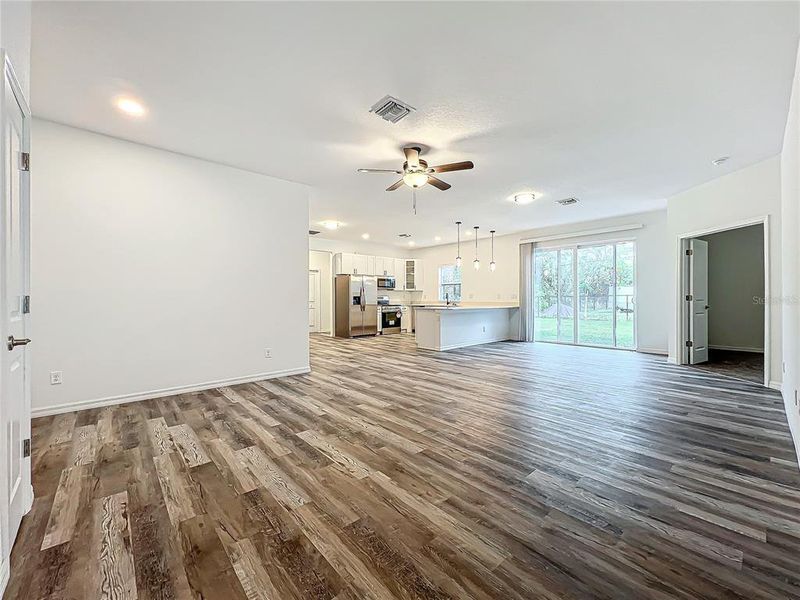 Spacious, unfurnished interior of a new home in , Port Charlotte (Image 12).