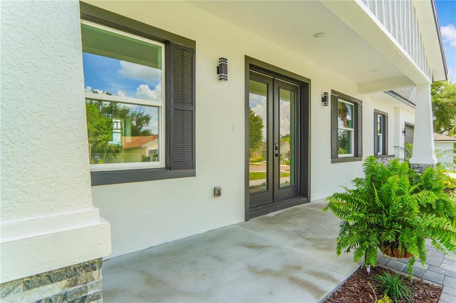 Exterior details and patio area of a home in , Apopka (Image 4).