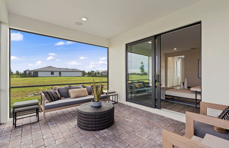 Screened-in lanai, outdoor space for you to enjoy with family or friends