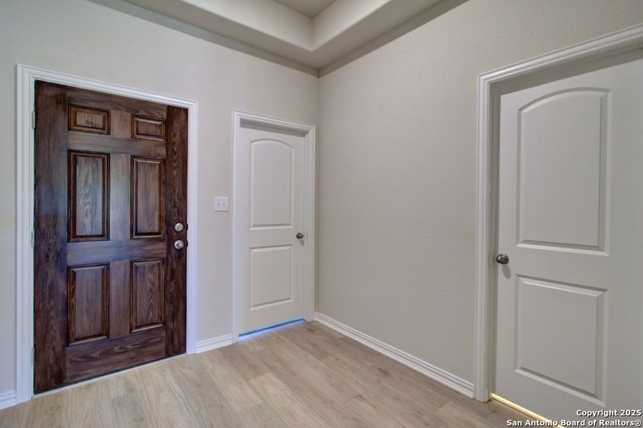 Spacious, unfurnished interior of a new home in Sunflower Ridge, New Braunfels (Image 7).