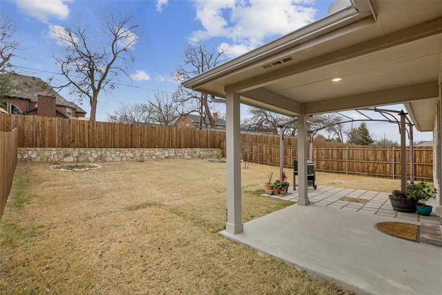 Exterior details and patio area of a home in Westmoor, Sherman (Image 27).