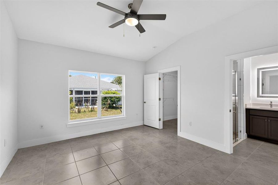 Spacious, unfurnished interior of a new home in , Port Charlotte (Image 20).