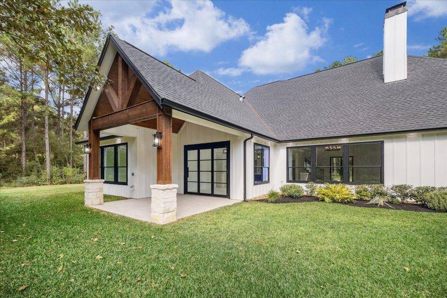 Exterior details and patio area of a home in , Waller (Image 4).