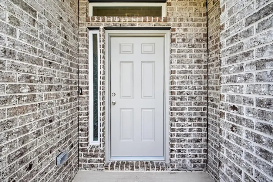 Exterior details and patio area of a home in Rollingbrook Estates, Baytown (Image 27).