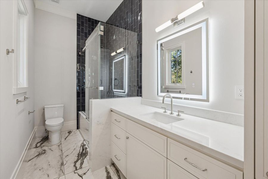 En-suite bath. It has shower/tub combo.