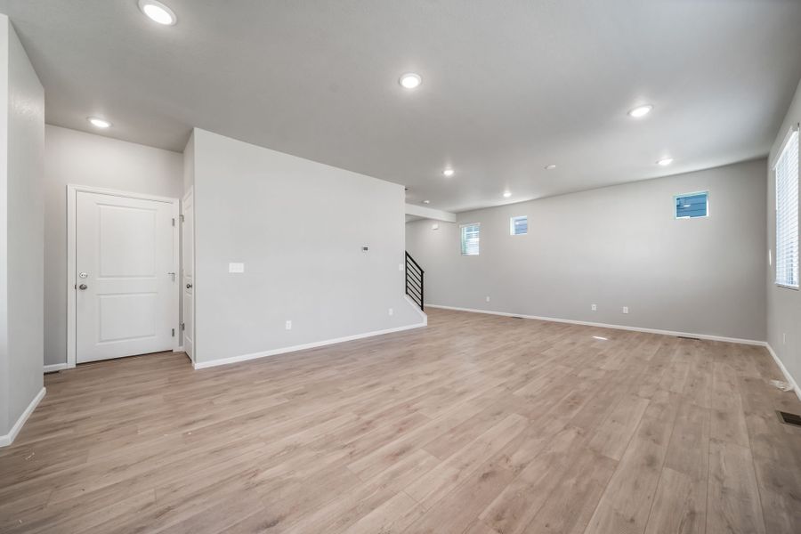 Spacious, unfurnished interior of a new home in Thompson River Ranch, Johnstown (Image 19).