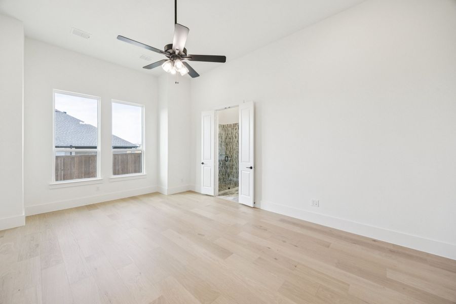 Representative unfurnished interior of a home built from the Augusta by Sandlin Homes in Trinity Estates, Benbrook (Image 17).