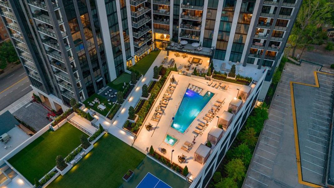 Condo located in Atlanta, GA showcasing its design and architecture (Image 37).