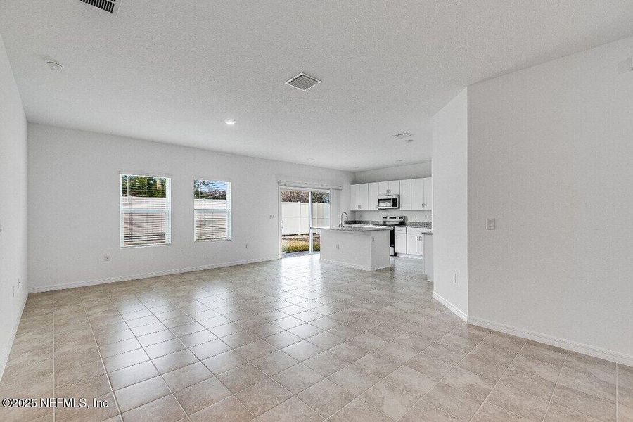 Spacious, unfurnished interior of a new home in Coopers Meadow, Jacksonville (Image 27).