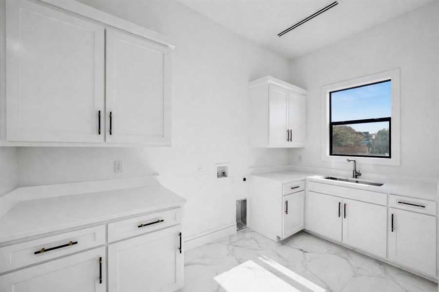 Furnished interior view inside a new home in , Colleyville (Image 9).