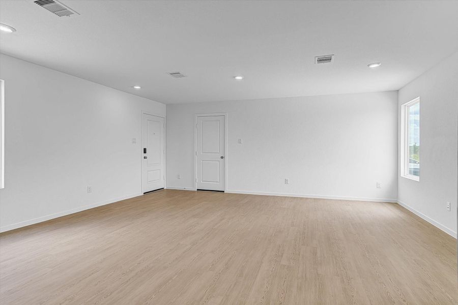 Spacious, unfurnished interior of a new home in Santa Fe Village, Cleveland (Image 16).