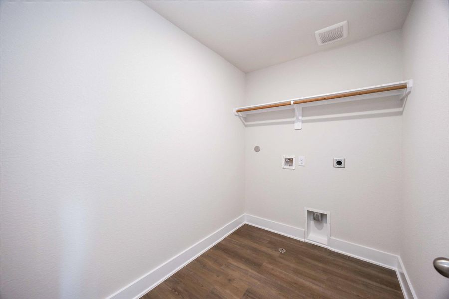 Spacious, unfurnished interior of a new home in Alicante, Houston (Image 21). Spacious, unfurnished interior of a new home in Alicante, Houston (Image 21).