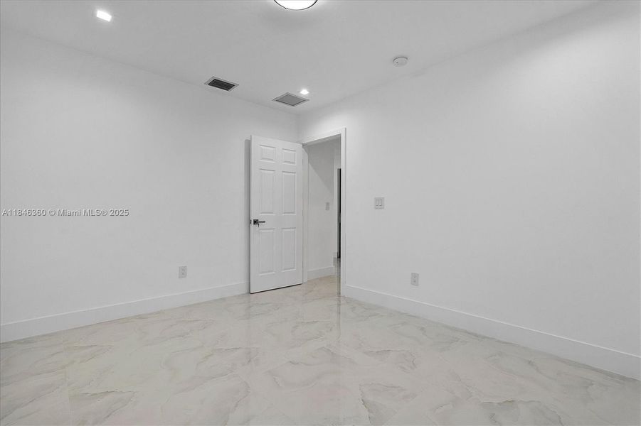 Spacious, unfurnished interior of a new home in , Hialeah (Image 13).