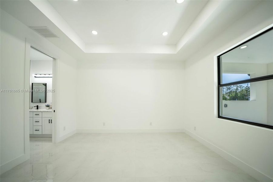 Spacious, unfurnished interior of a new home in , Lehigh Acres (Image 22).