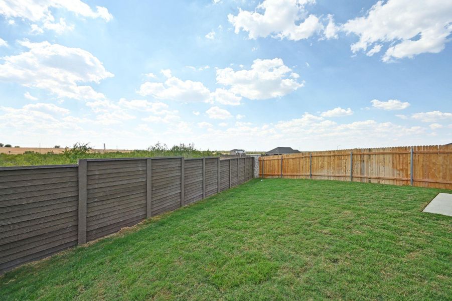 Exterior details and patio area of a home in Stoney Chase, Del Valle (Image 21).