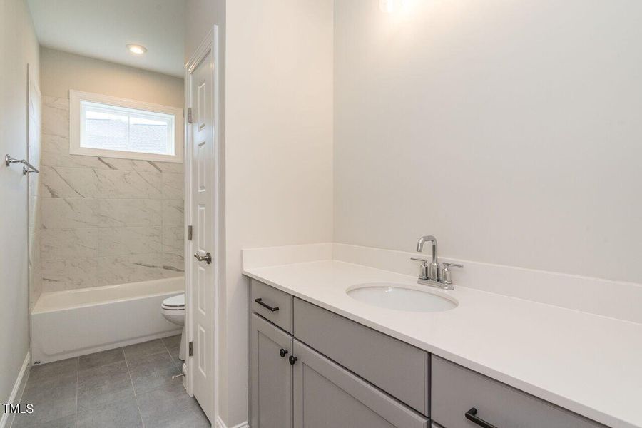 029-1280x960-second-floor-full-bath