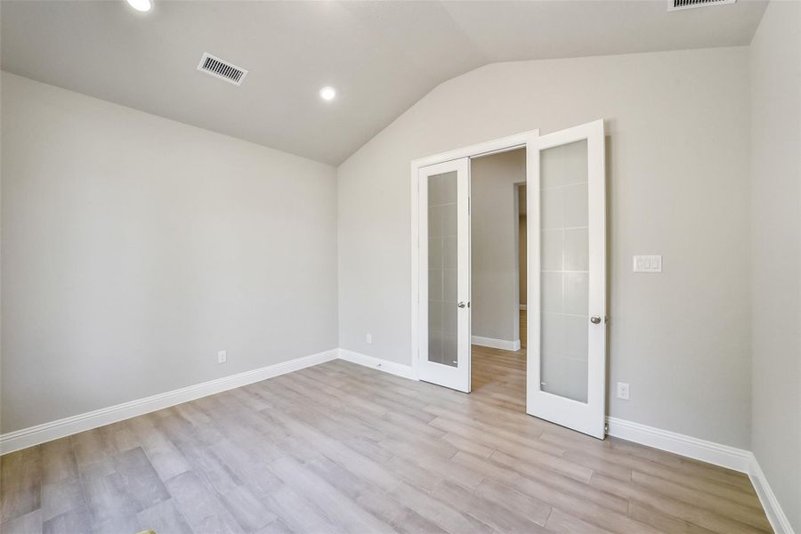 Spacious, unfurnished interior of a new home in Evergreen 60', Conroe (Image 27).
