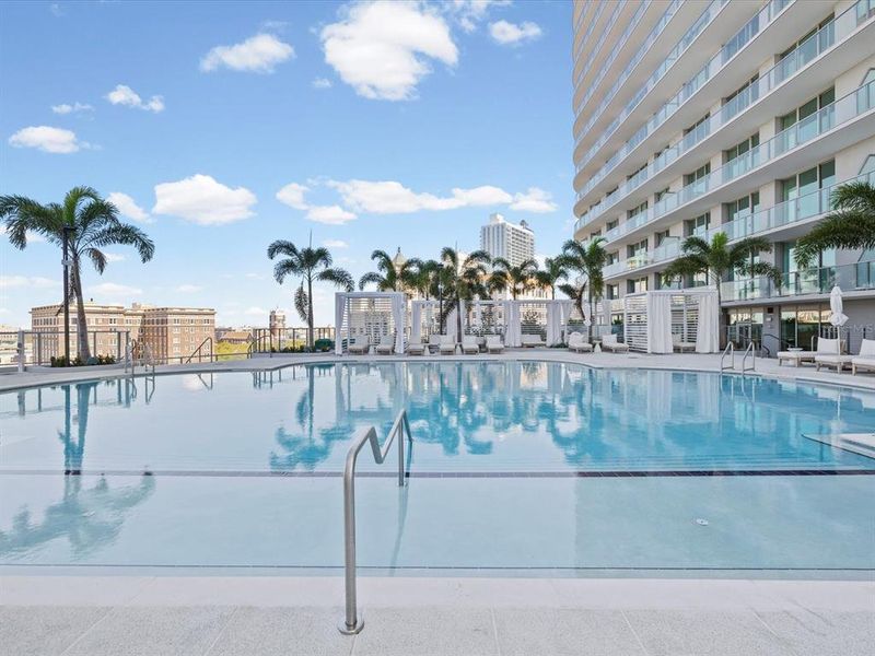 Condo located in St. Petersburg, FL showcasing its design and architecture (Image 4).