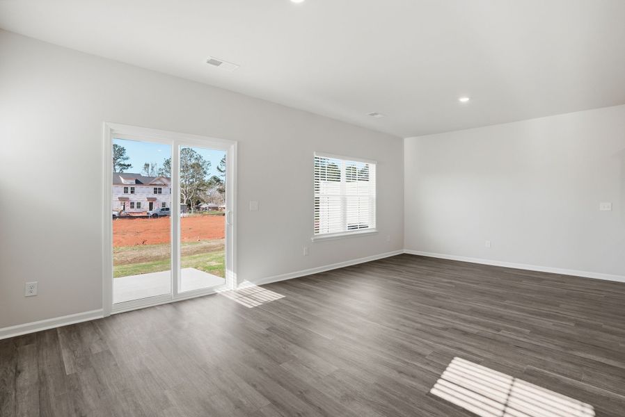Spacious, unfurnished interior of a new home in Towns at Lake Greenwood, Greenwood (Image 12).