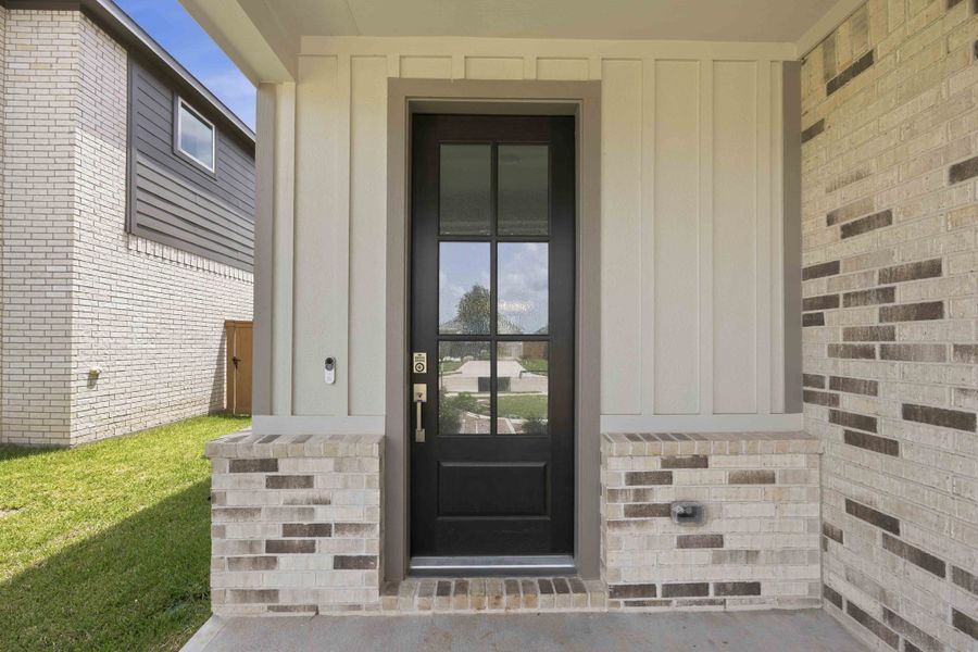 Exterior details and patio area of a home in Sunterra 40, Katy (Image 3).