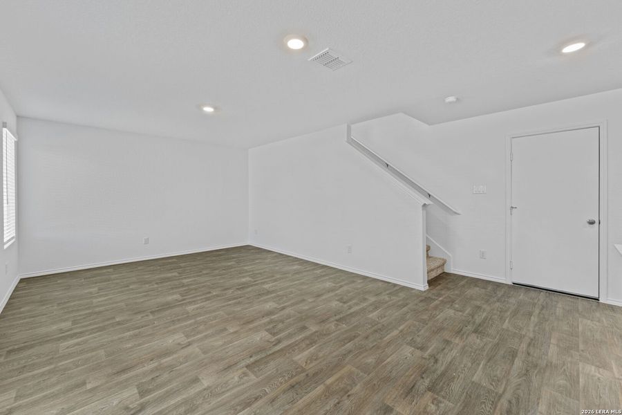 Spacious, unfurnished interior of a new home in Avenida, Converse (Image 9).