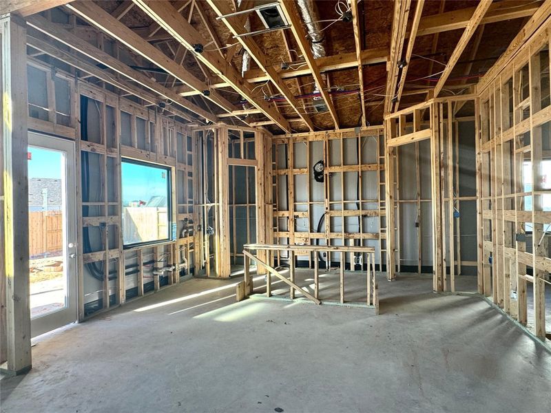 LARGE ISLAND KITCHEN WITH BREAKFAST BAR -