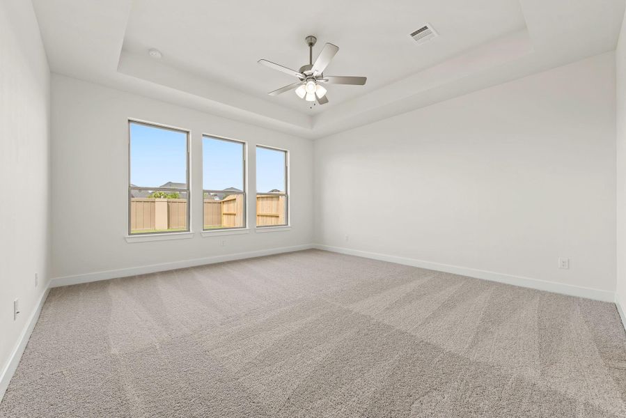 Spacious, unfurnished interior of a new home in Cross Creek West - 55', Fulshear (Image 14).