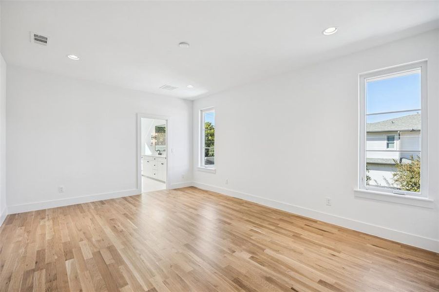 Spacious, unfurnished interior of a new home in , Dallas (Image 30).