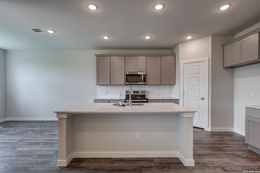 Furnished interior view inside a new home in Hiddenbrooke, Seguin (Image 8).