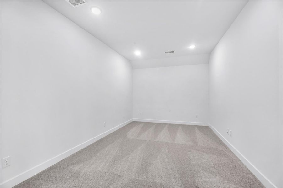 Spacious, unfurnished interior of a new home in Sienna, Missouri City (Image 16).