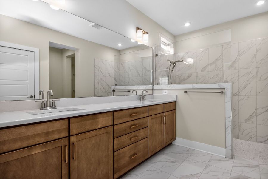 The Glenwood - Owner's Bath