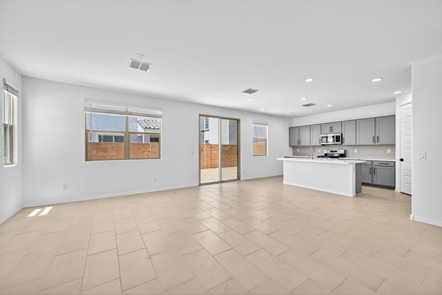 Spacious, unfurnished interior of a new home in Artisan at Asante, Surprise (Image 19).