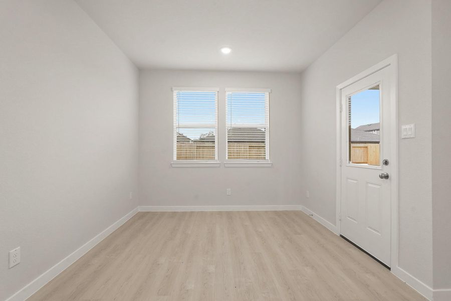 Spacious, unfurnished interior of a new home in Valor Park, Bay City (Image 14).