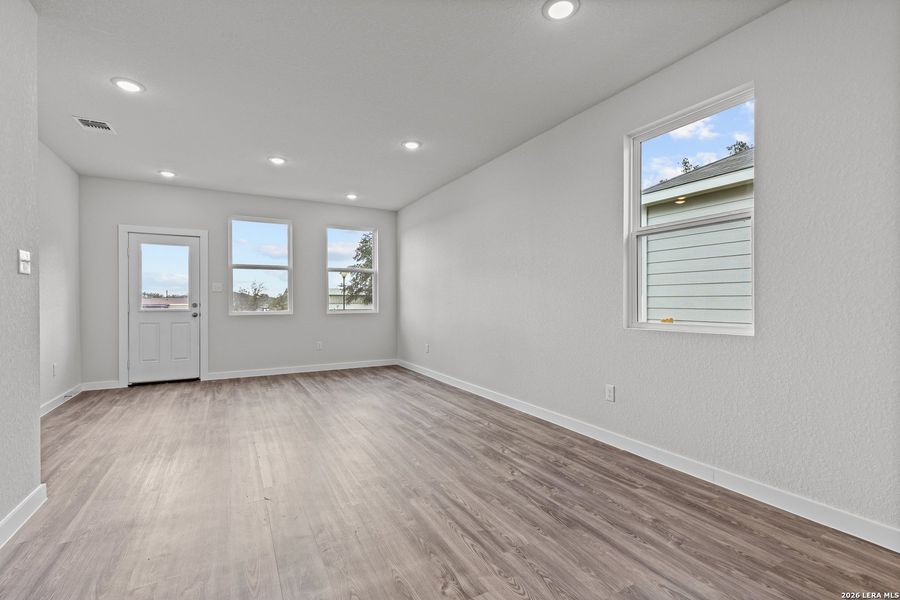Spacious, unfurnished interior of a new home in Mesa Vista, San Antonio (Image 10).
