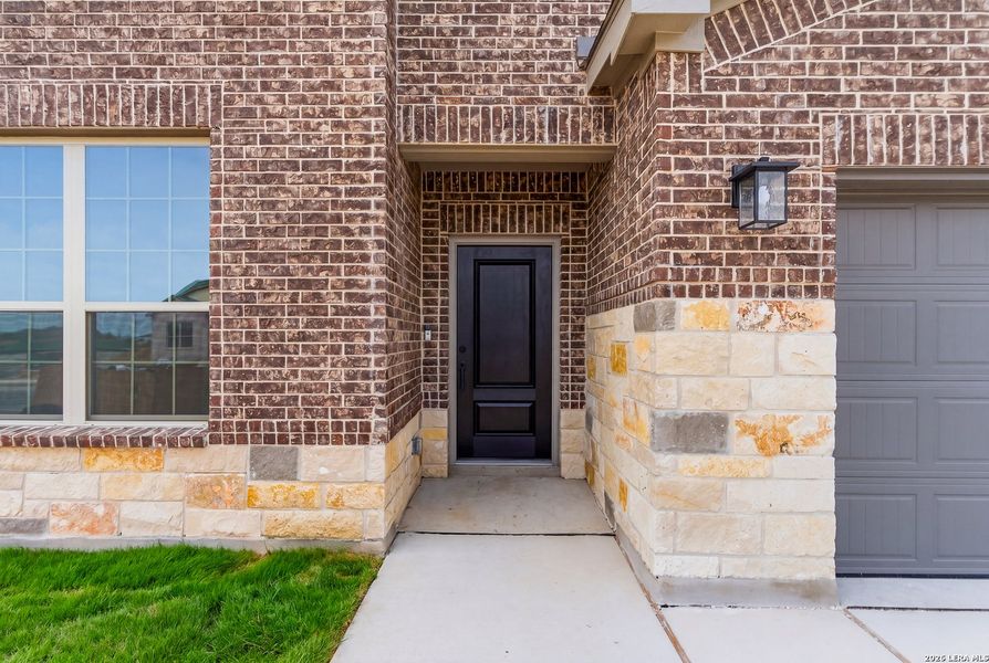Exterior details and patio area of a home in Nopal Valley, San Antonio (Image 28).