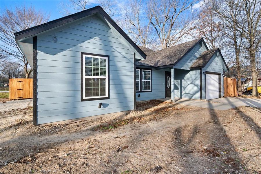 Exterior details and patio area of a home in , Kerens (Image 4).