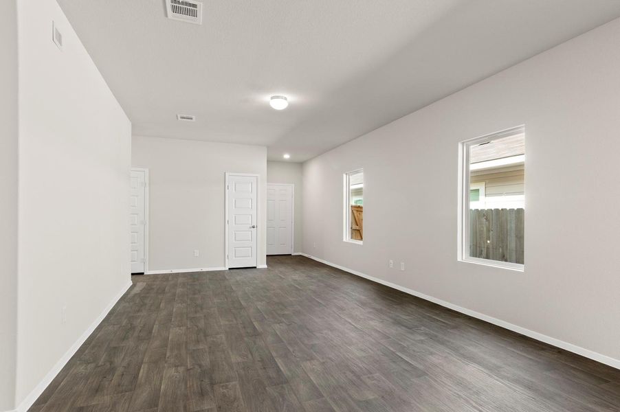 Spacious, unfurnished interior of a new home in Cloverleaf, Austin (Image 22).