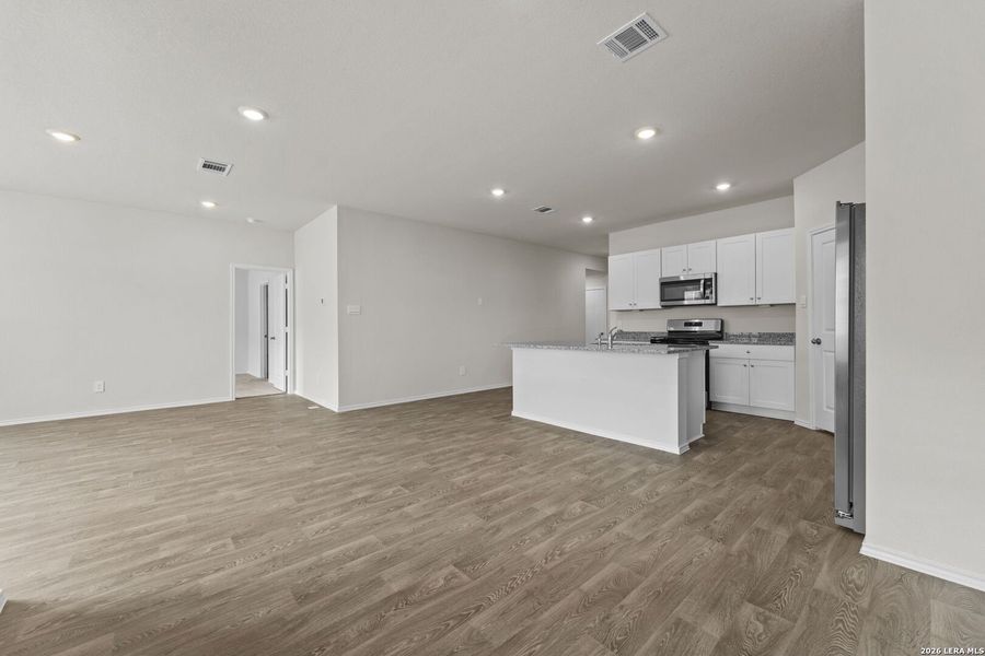 Spacious, unfurnished interior of a new home in Navarro Fields, Seguin (Image 18).