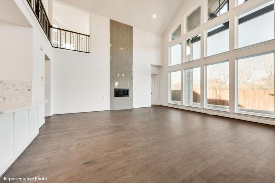 Spacious, unfurnished interior of a new home in Heath Golf & Yacht Club, Heath (Image 9).