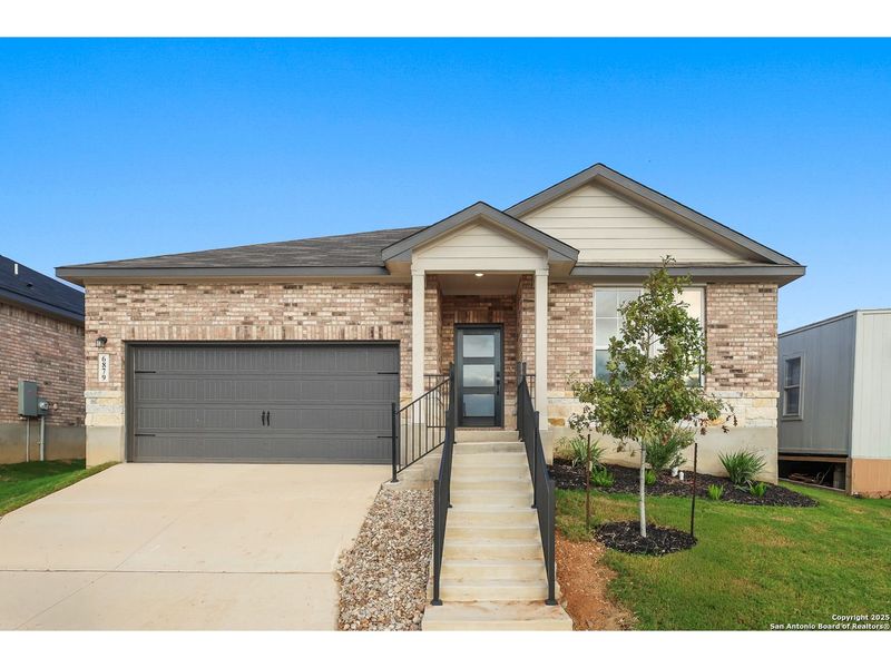 Exterior details and patio area of a home in Comanche Ridge, San Antonio (Image 1).