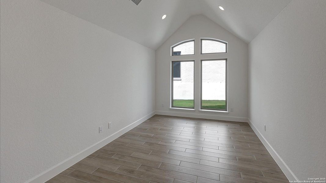 Spacious, unfurnished interior of a new home in Esperanza 50', Boerne (Image 28).