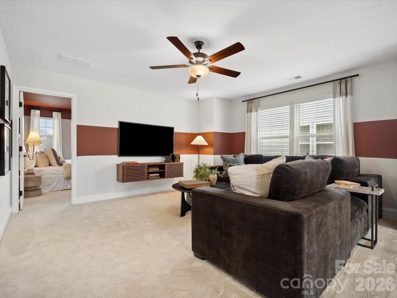 Photo is of Model and for representational purposes only