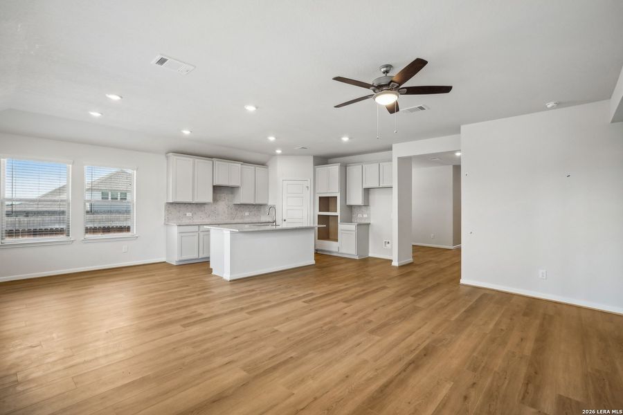 Spacious, unfurnished interior of a new home in Arcadia Ridge - Classic Series, San Antonio (Image 8).