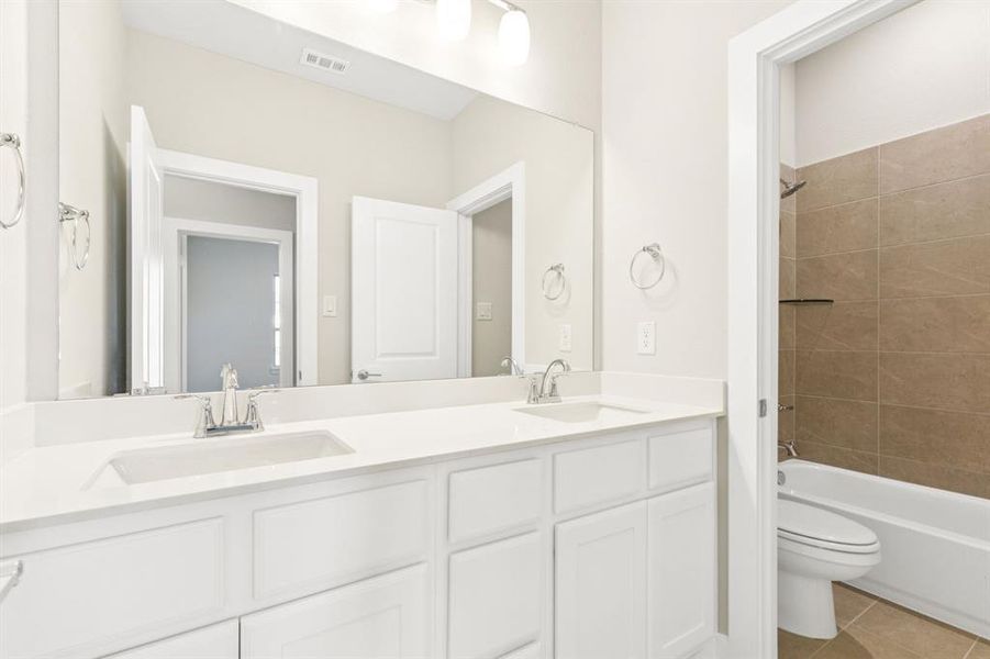 Furnished interior view inside a new home in Ellis Ranch Estates, Waxahachie (Image 5).