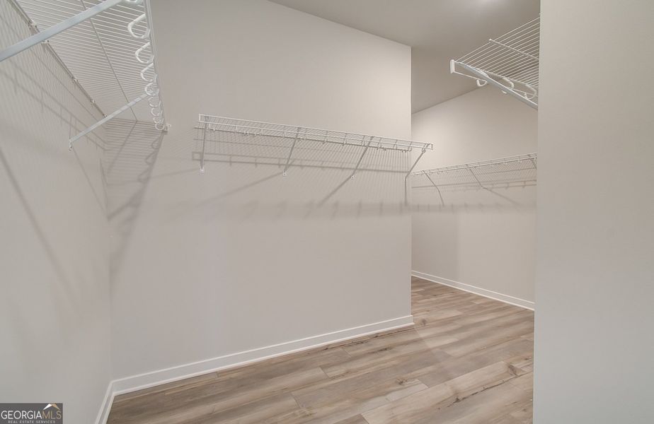 Spacious, unfurnished interior of a new home in Ponderosa Farms Reserve, Gainesville (Image 35).