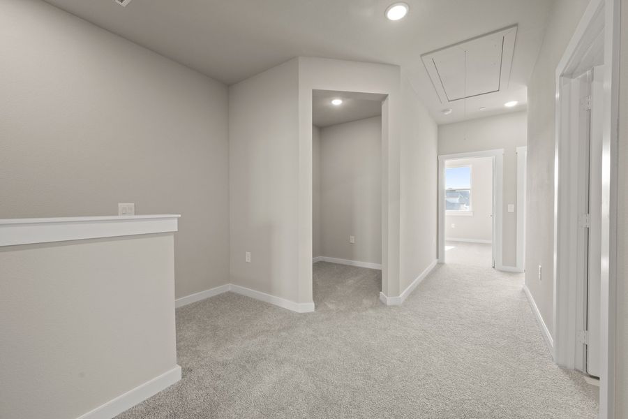 Spacious, unfurnished interior of a new home in Wildridge, Oak Point (Image 19).