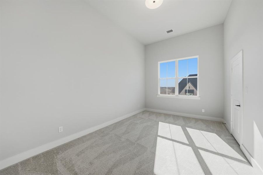 Spacious, unfurnished interior of a new home in Quail Hollow, Rockwall (Image 35).